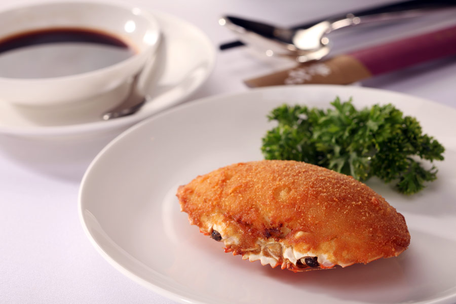 The Legacy of Two Dishes: How They Influenced a Generation of Cantonese Chefs The culinary legacy of the late Chui Fook-chuen, reflected through the recollections of his son, Master Chef Chui Wai-kwan Crispy Skin Chicken and Baked Stuffed Crab Shell 脆皮雞 釀焗鮮蟹蓋 The Legacy of Two Dishes: How They Influenced a Generation of Cantonese Chefs The culinary legacy of the late Chui Fook-chuen, reflected through the recollections of his son, Master Chef Chui Wai-kwan Crispy Skin Chicken and Baked Stuffed Crab Shell 脆皮雞 釀焗鮮蟹蓋